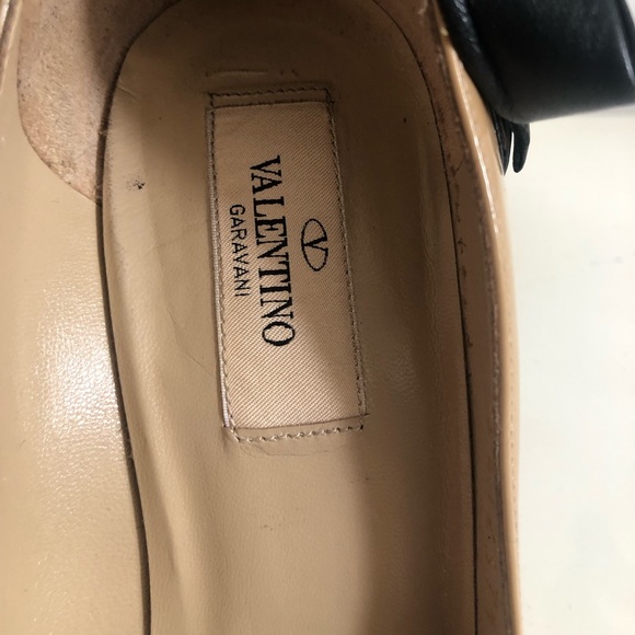 Authentic Valentino Garavani Leather Black Bow Heel Pumps.
Size 37 1/2 - Picture 4 of 12
